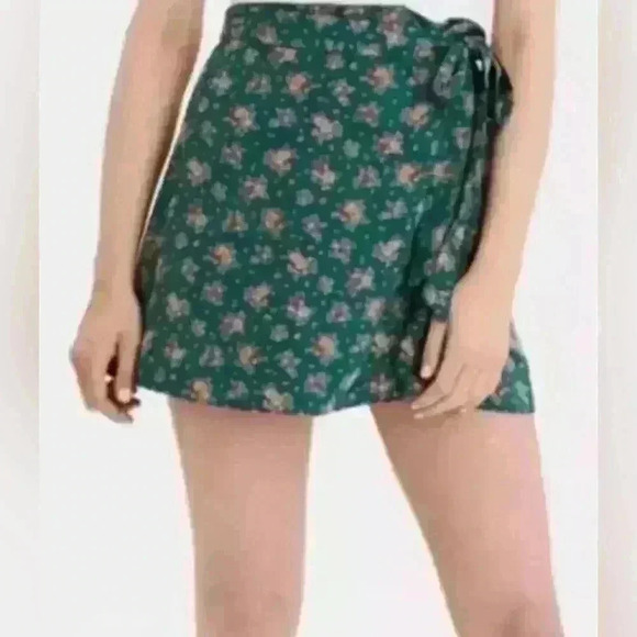 American Eagle Mini Floral Skirt (405) - Picture 1 of 11